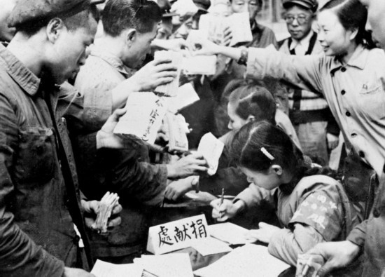 全國(guó)各地工商界踴躍捐獻(xiàn)款項(xiàng)，支援志愿軍。這是重慶市工商業(yè)者捐獻(xiàn)的情形。新華社發(fā)（資料照片）