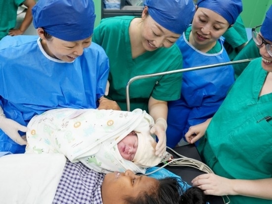 中國(guó)海軍“和平方舟”號(hào)醫(yī)院船在基里巴斯為29歲的塔拉瓦居民德阿瑞接生了一名“和平寶寶”（2023年7月16日攝）。新華社發(fā)（劉偉 攝）