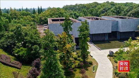 △2021年正式投入使用的三星堆文物保護(hù)修復(fù)館，堅(jiān)持保護(hù)修復(fù)與考古研究同步進(jìn)行，館內(nèi)分文保工作區(qū)和參觀區(qū)。