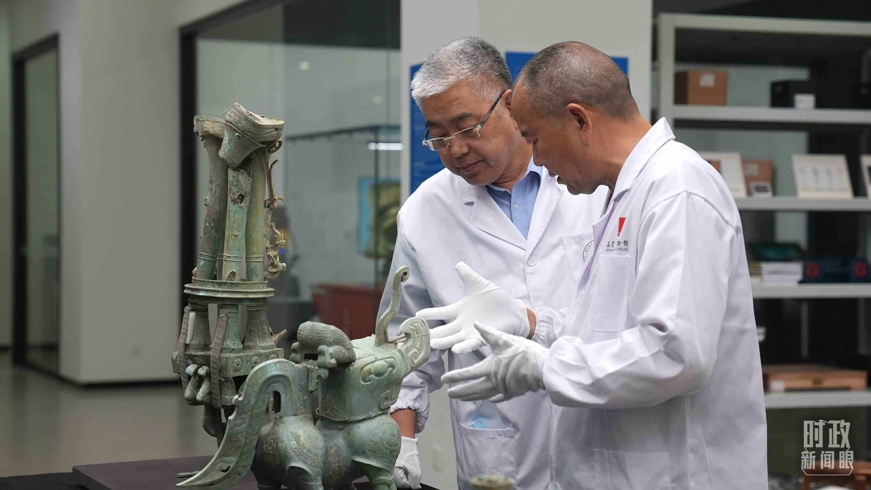 △三星堆文保專家正在就修復(fù)方案進(jìn)行討論。（總臺(tái)央視記者劉琦拍攝）