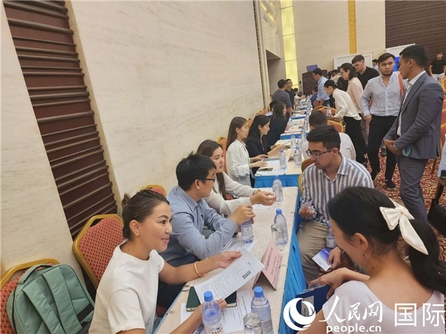 圖為中企代表與哈留華畢業(yè)生現(xiàn)場交流。人民網(wǎng)記者 李強(qiáng)攝