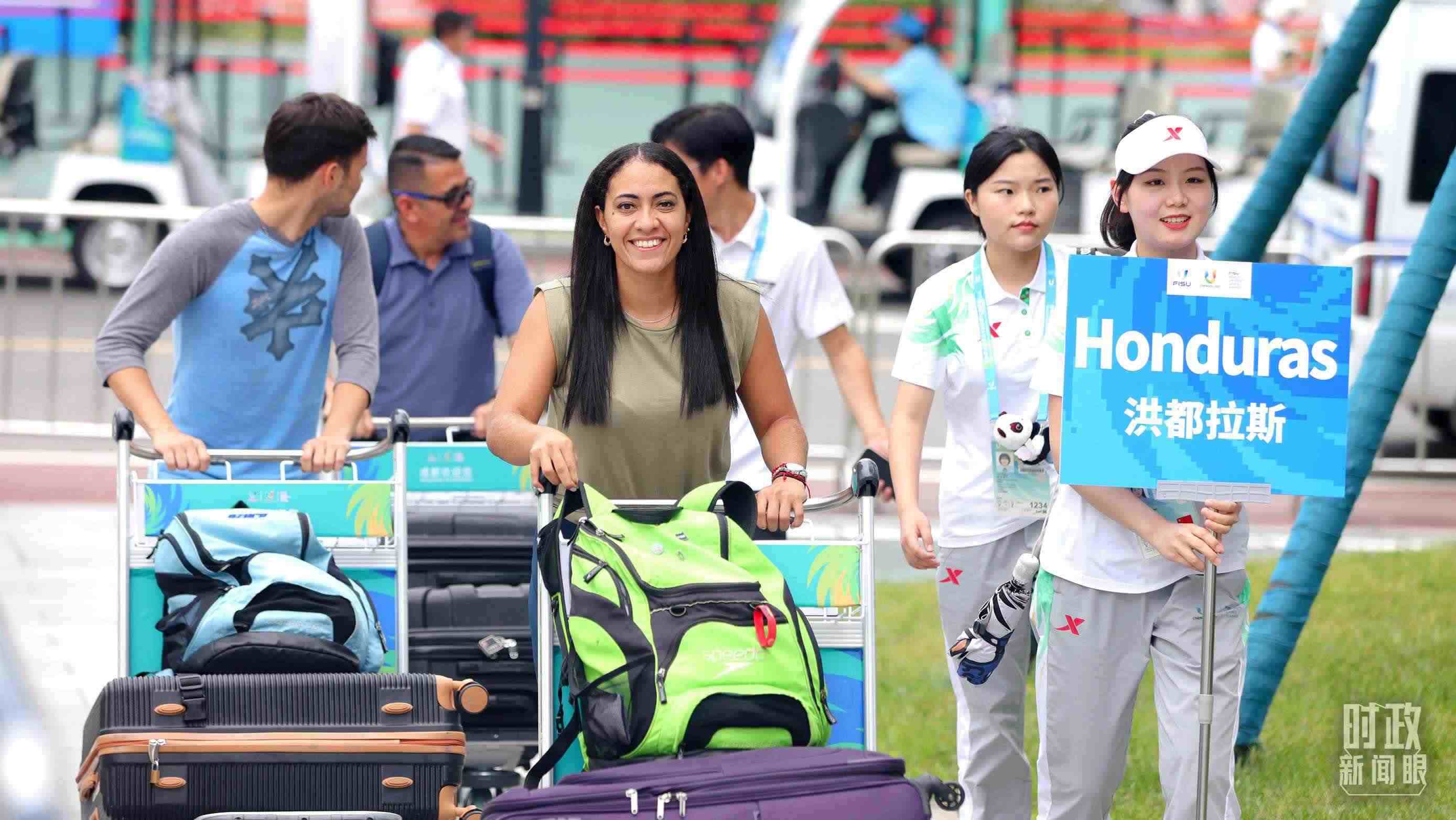 各國(guó)代表團(tuán)成員相繼抵達(dá)成都大運(yùn)村。（總臺(tái)央視記者魏幫軍拍攝）