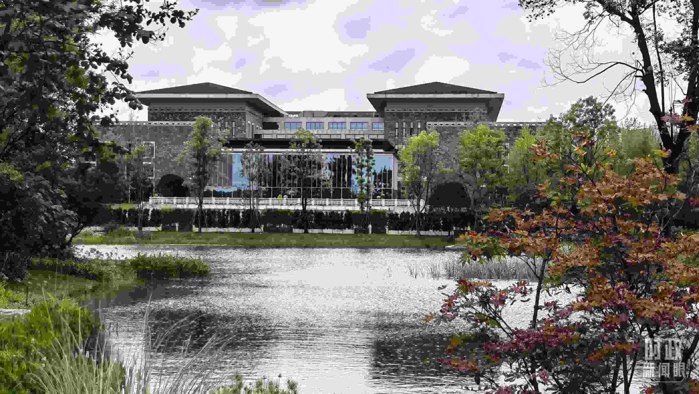 當(dāng)天，中印尼兩國(guó)元首在“錦蓉莊”舉行會(huì)見。（總臺(tái)央視記者韓銳拍攝）