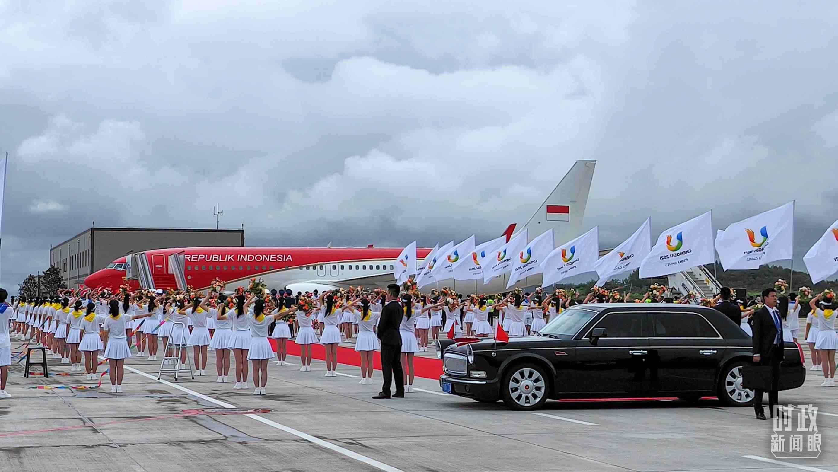 7月27日下午，印尼總統(tǒng)佐科抵達(dá)成都。（總臺(tái)央視記者王子杭拍攝）