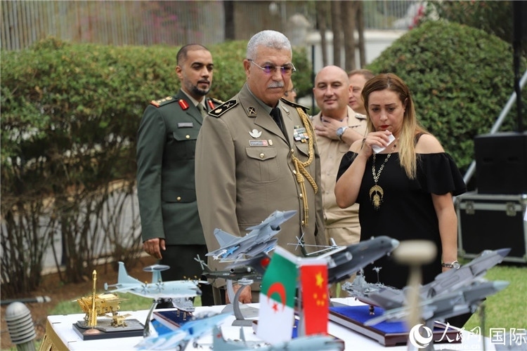 圖為與會(huì)嘉賓參觀招待會(huì)設(shè)置的武器裝備模型展臺(tái)。人民網(wǎng)記者 王傳寶攝