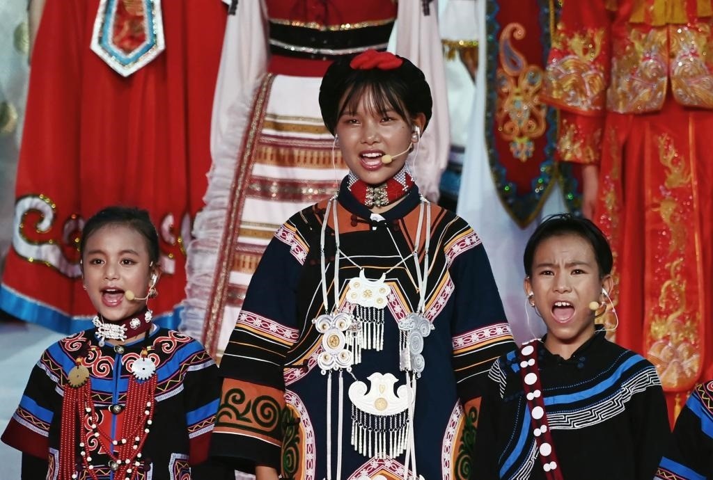 7月28日，吉好有果（中）在開(kāi)幕式上表演。新華社記者陳澤國(guó)攝