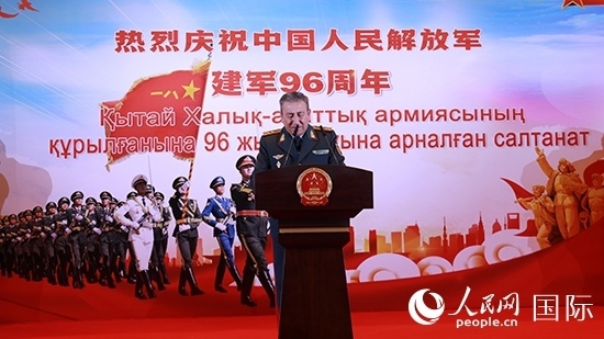 哈國(guó)防部副部長(zhǎng)卡馬列特季諾夫中將發(fā)表致辭。人民網(wǎng)記者 李強(qiáng)攝