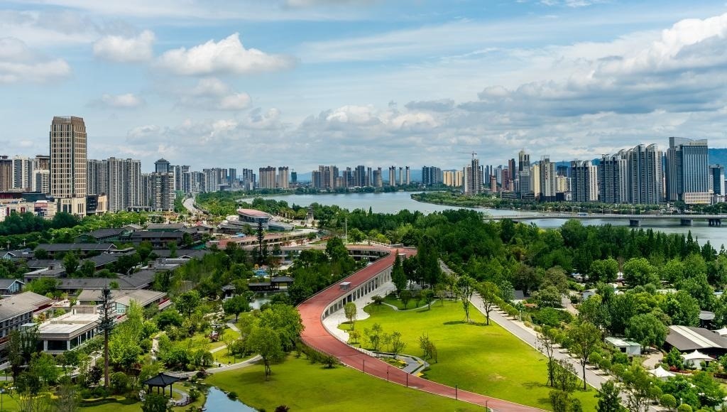 4月30日拍攝的天漢濕地公園景色。新華社發(fā)（李偉 攝）