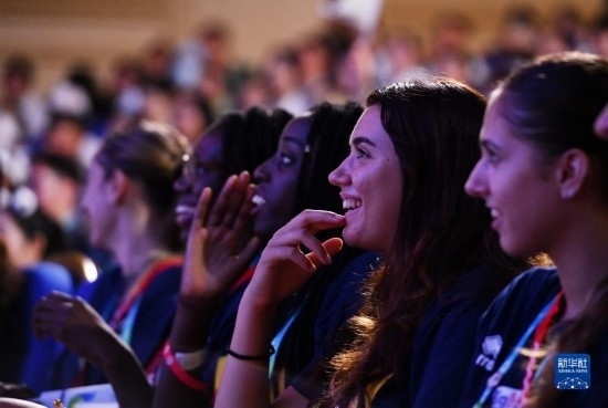 7月29日，外國(guó)運(yùn)動(dòng)員在聯(lián)歡會(huì)現(xiàn)場(chǎng)觀看節(jié)目。新華社記者 張端 攝