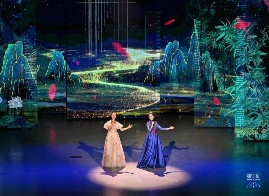 7月29日，演員在聯(lián)歡會(huì)現(xiàn)場(chǎng)演唱。新華社記者 蔡湘鑫 攝