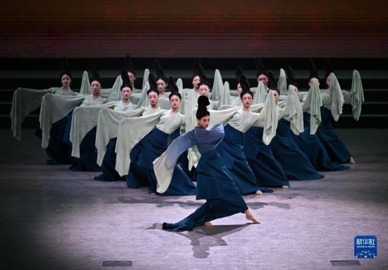 7月29日，演員在聯(lián)歡會(huì)現(xiàn)場(chǎng)表演《只此青綠》。新華社記者 蔡湘鑫 攝