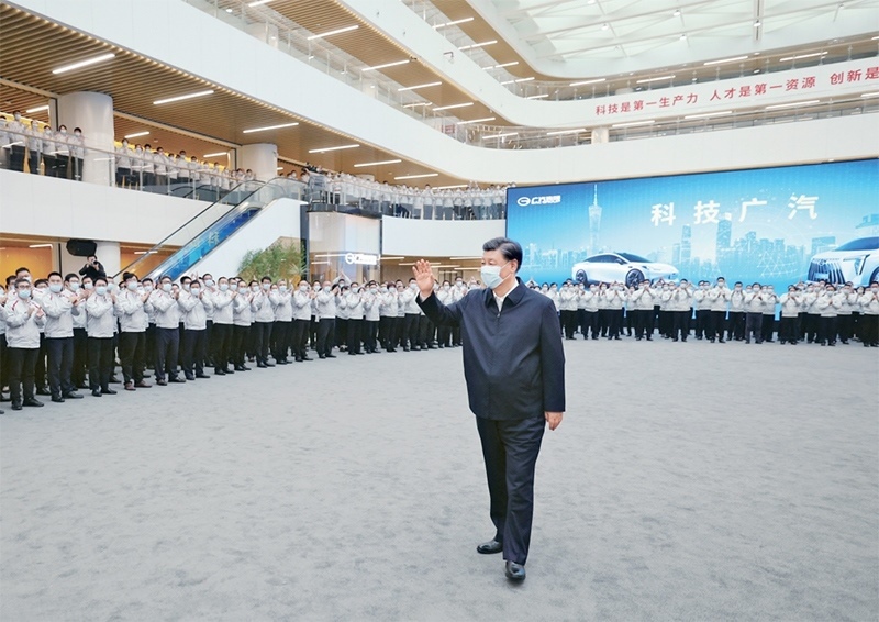 2023年4月10日至13日，中共中央總書記、國家主席、中央軍委主席習(xí)近平在廣東考察。這是12日下午，習(xí)近平在廣汽研究院向職工們揮手致意。 新華社記者 鞠鵬/攝