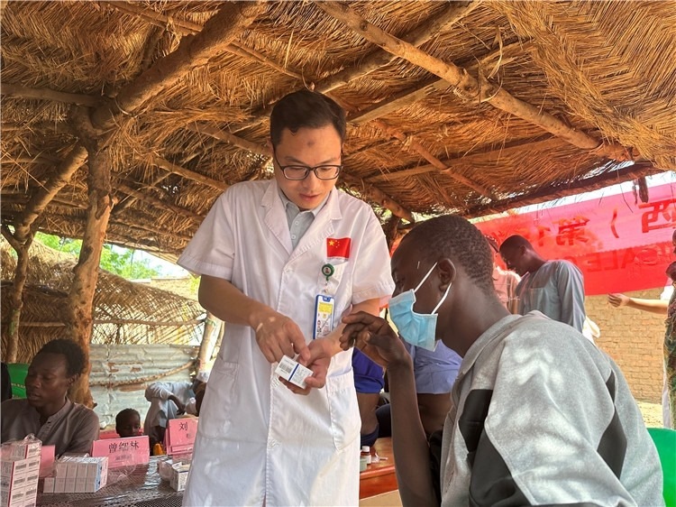 圖為南昌大學(xué)第一附屬醫(yī)院病理科主治醫(yī)師張振東為村民解說(shuō)藥品使用方法。中國(guó)駐乍得醫(yī)療隊(duì)供圖