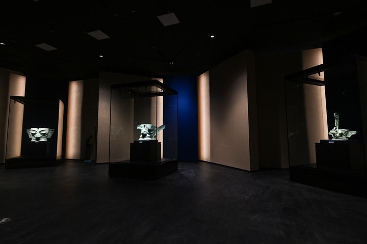 7月26日在三星堆博物館新館拍攝的展品。新華社記者 王曦 攝