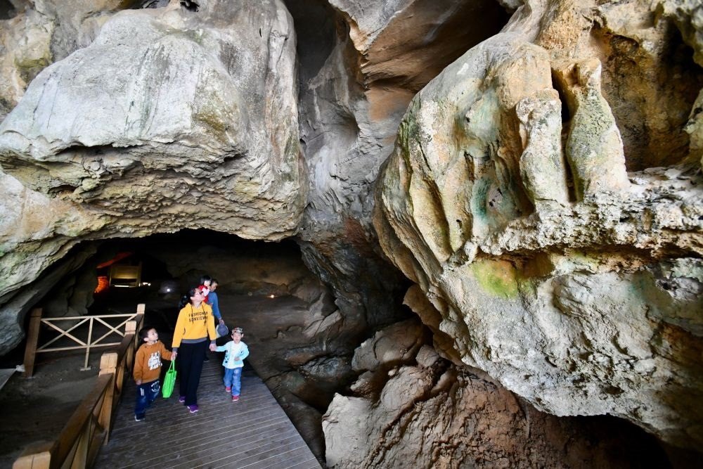 游人在位于福建省三明市三元區(qū)巖前鎮(zhèn)的萬(wàn)壽巖遺址船帆洞游覽（2020年4月9日攝）。新華社記者 姜克紅 攝