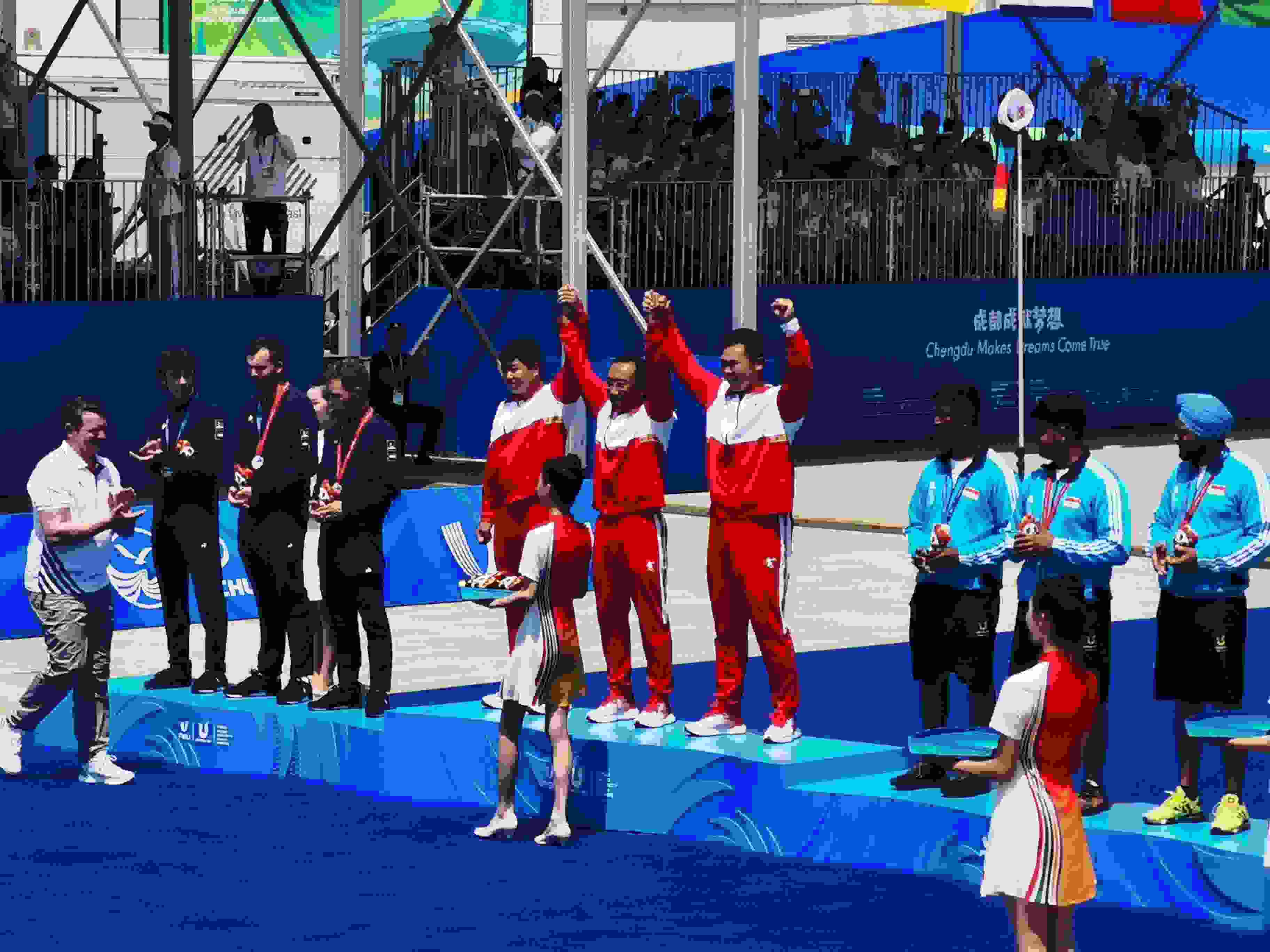 7月30日，在成都大運(yùn)會男子復(fù)合弓團(tuán)體頒獎儀式中，中國隊(duì)?wèi)c祝奪得冠軍。 人民網(wǎng)記者 楊磊攝