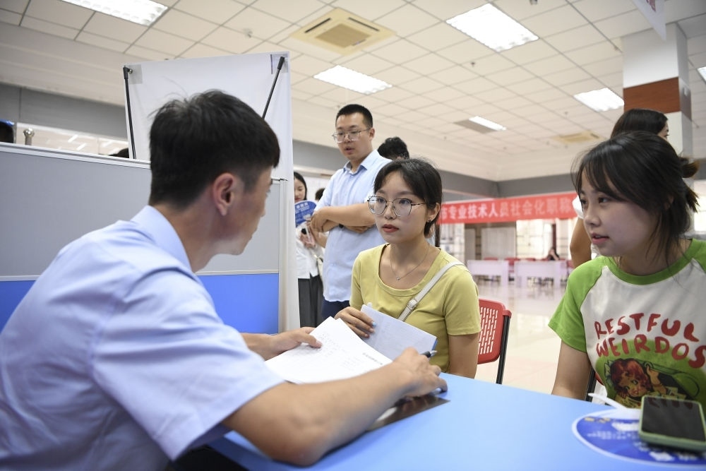 2023年7月29日，“揚就業(yè)之帆，啟夢想之旅”2023年寧夏（銀川）離校未就業(yè)高校畢業(yè)生招聘會在寧夏（銀川）人力資源服務(wù)產(chǎn)業(yè)園舉行。求職者（右）在招聘會現(xiàn)場與用人單位交流。新華社記者 馮開華 攝