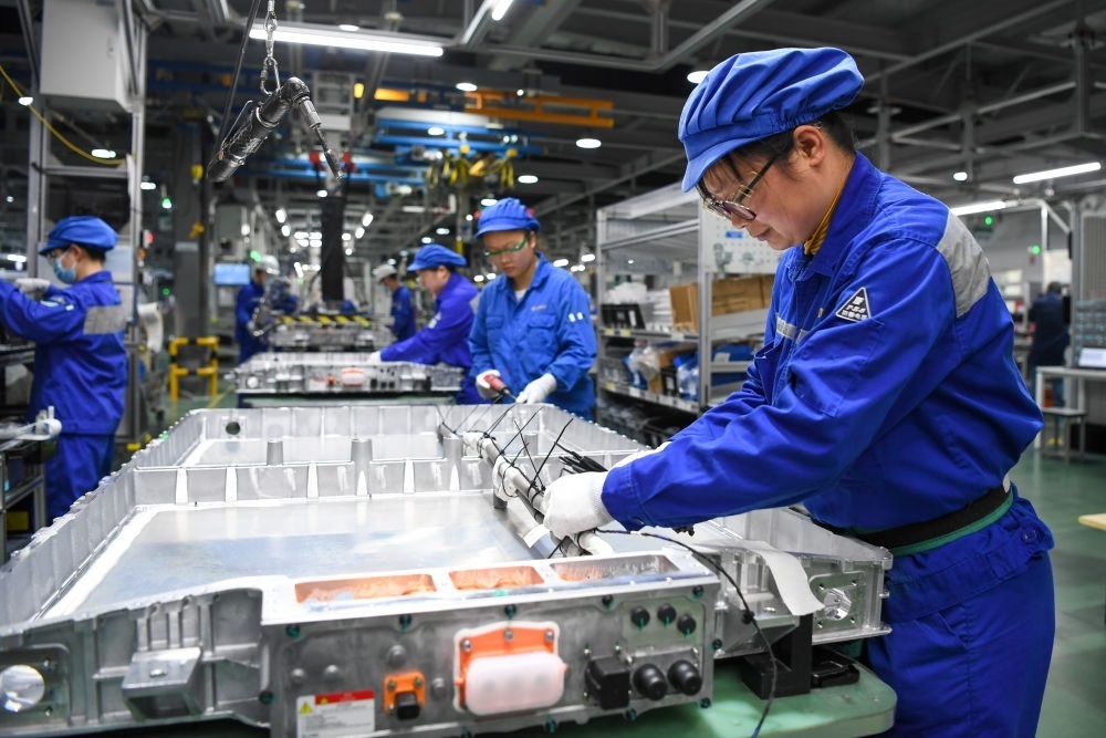 在位于江蘇常州溧陽的上汽時代動力電池系統(tǒng)有限公司，工人在車間進行電池生產(chǎn)（2023年2月16日攝）。常州市擁有鋰電池電芯及配套生產(chǎn)企業(yè)120余家，動力電池產(chǎn)業(yè)2022年實現(xiàn)產(chǎn)值超1700億元。新華社記者 李博 攝