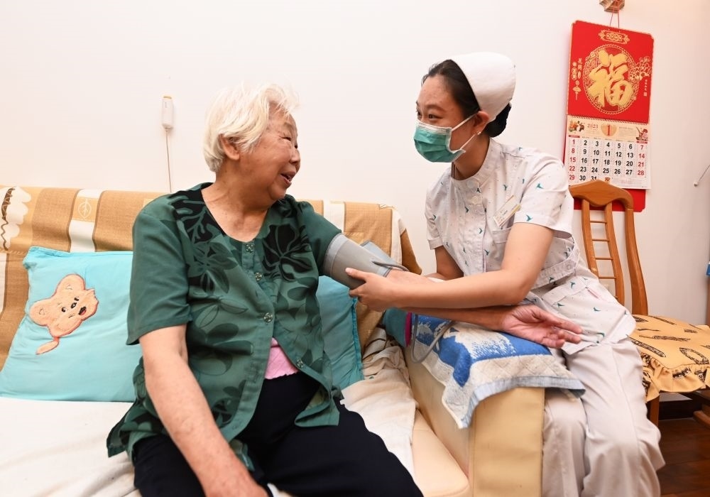 河北廊坊三河市燕達金色年華健康養(yǎng)護中心醫(yī)務(wù)人員為入住老人測量血壓（2023年7月20日攝）。新華社記者 朱旭東 攝