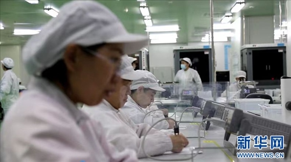 工人在大連達(dá)利凱普科技股份公司生產(chǎn)車間工作。新華網(wǎng)發(fā)