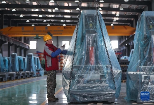 工人在阜新勁達(dá)精密機(jī)械有限公司生產(chǎn)車間工作。新華社記者龍雷攝