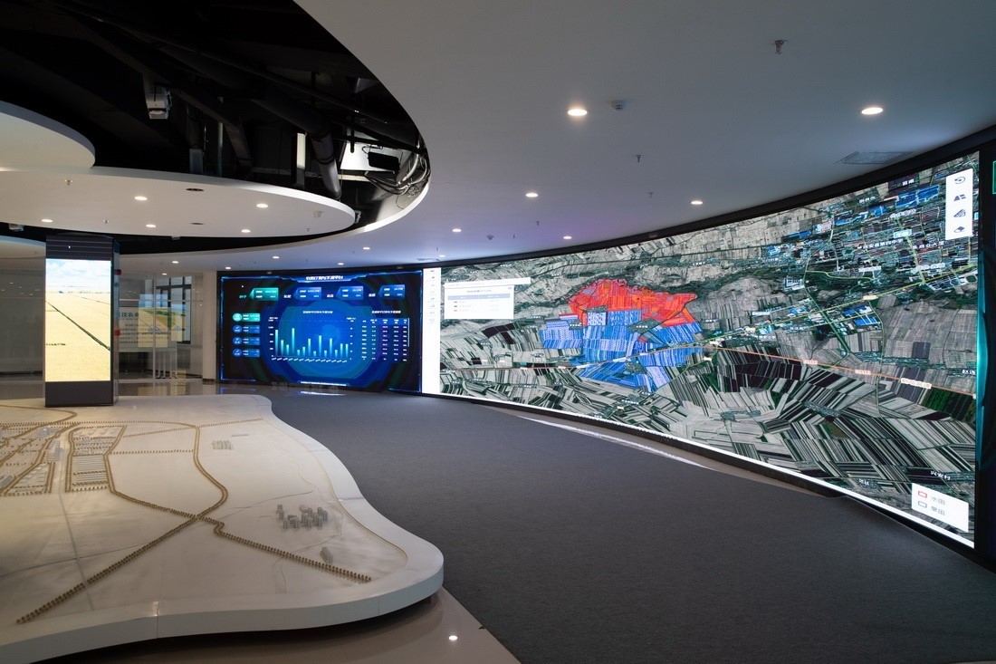 黑龍江省慶安縣數(shù)字農(nóng)業(yè)指揮中心平臺上展示的黑土地情況（4月26日攝）。新華社記者 張濤 攝