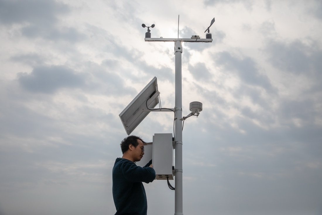 在北大荒集團閆家崗農(nóng)場有限公司農(nóng)業(yè)現(xiàn)代化示范區(qū)，工作人員在調(diào)試氣象設(shè)備（4月27日攝）。新華社記者 張濤 攝