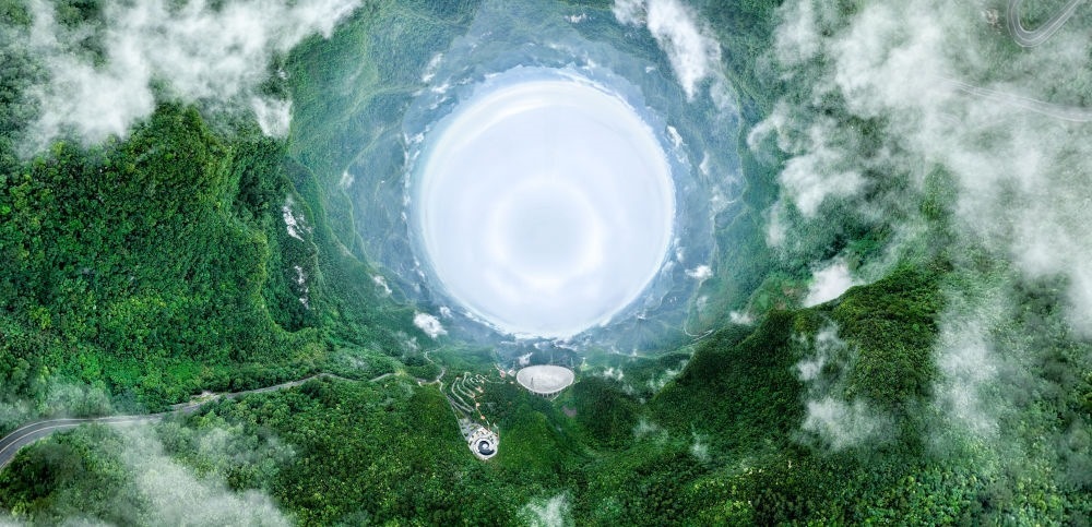 6月22日拍攝的“中國天眼”全景（維護保養(yǎng)期間拍攝，無人機全景拼接照片）。新華社記者 歐東衢 攝