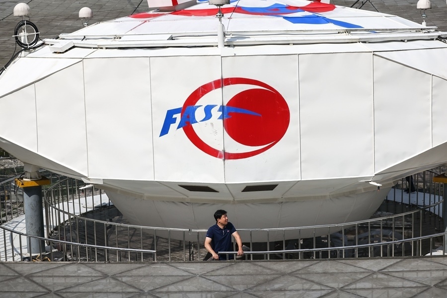 2022年8月25日，F(xiàn)AST運行和發(fā)展中心常務副主任、總工程師姜鵬在饋源艙前（維護保養(yǎng)期間拍攝）。新華社記者 歐東衢 攝