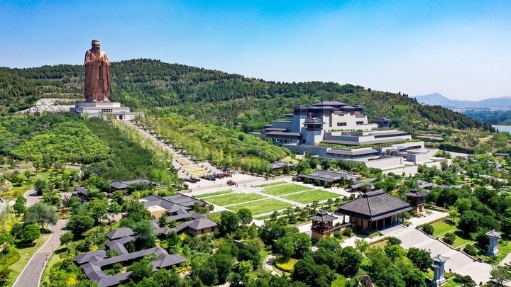 這是2023年6月8日拍攝的山東省曲阜市尼山圣境（無(wú)人機(jī)照片）。新華社記者 郭緒雷 攝