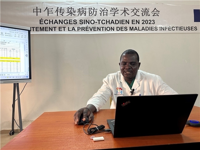 圖為中乍友誼醫(yī)院兒科護(hù)士長穆罕默德·阿米勒·阿里授課。中國援乍得醫(yī)療隊供圖