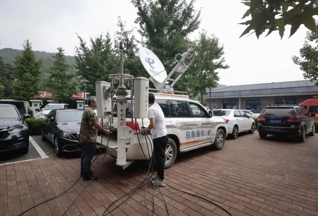 工作人員正在進(jìn)行通信搶修。 受訪者供圖