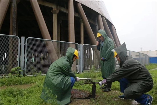 華能北京熱電廠員工操作排水閥降低水塔水位。 受訪者供圖