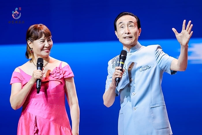 小品表演藝術(shù)家鞏漢林、金珠在演出現(xiàn)場(chǎng)。主辦方供圖