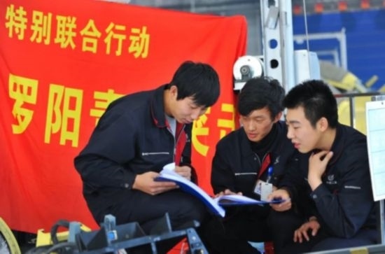 在工作中的“羅陽青年突擊隊(duì)”隊(duì)員。航空工業(yè)沈飛供圖