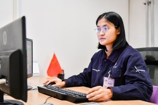 工作中的劉艷梅。航空工業(yè)沈飛供圖