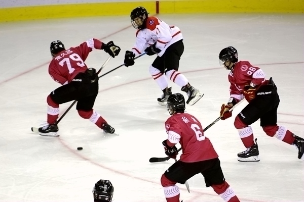 重慶隊(duì)球員常久遠(yuǎn)(左)與陜西隊(duì)球員呂知宜拼搶。人民網(wǎng)記者 胡雪蓉?cái)z