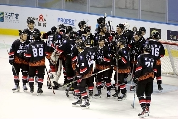 北京隊(duì)?wèi)c祝奪冠。人民網(wǎng)記者 胡雪蓉?cái)z