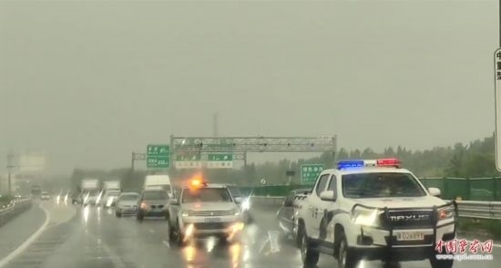 8月2日，京港澳高速，高速交警涿州大隊(duì)警車帶道引導(dǎo)救援物資車隊(duì)進(jìn)入涿州災(zāi)區(qū)。