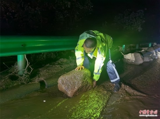 7月31日，張涿高速，高速交警涿鹿大隊(duì)民警清理山體滑坡路面落石。