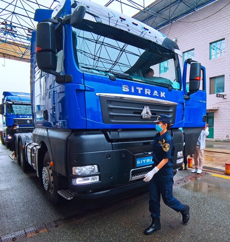 關(guān)員正在對出口車輛進行登臨檢查。人民網(wǎng)記者 栗翹楚攝