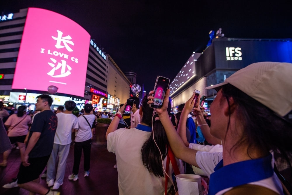  游客在長沙市天心區(qū)黃興路步行街打卡、拍照（6月7日攝）。新華社記者 陳思汗 攝