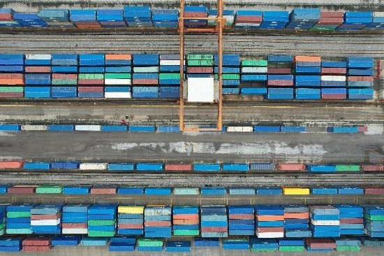 在廣州東部公鐵聯(lián)運(yùn)樞紐（增城西站），工作人員在進(jìn)行集裝箱轉(zhuǎn)運(yùn)工作。廣州交通投資集團(tuán)有限公司供圖