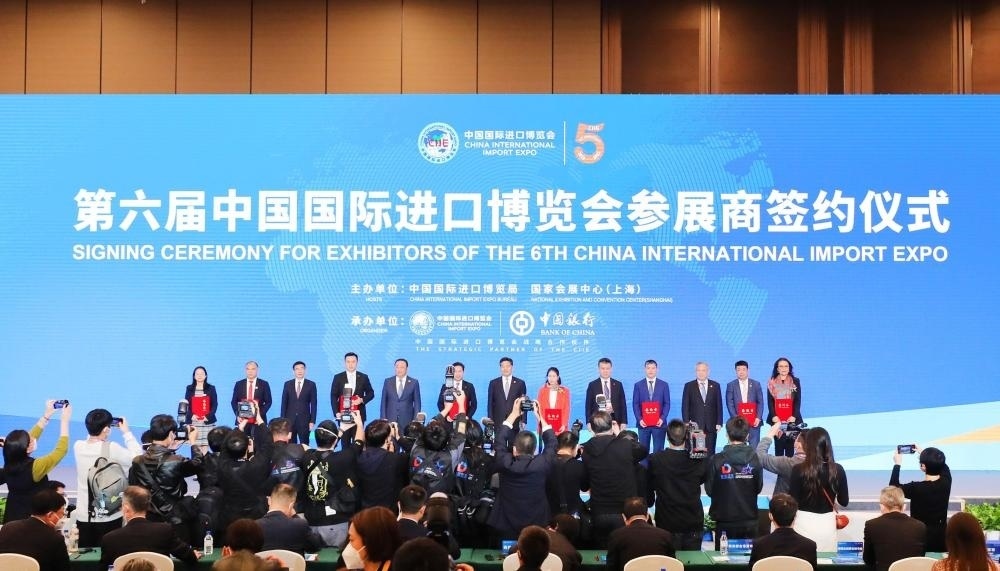 2022年11月6日，2022年中國國際進(jìn)口博覽會參展商聯(lián)盟大會在上海舉行。這是在大會期間進(jìn)行的第六屆進(jìn)博會參展商簽約儀式。新華社記者 方喆 攝