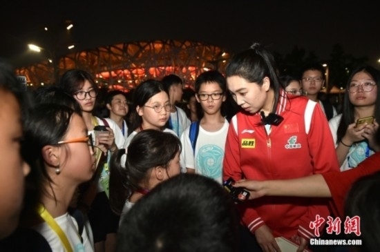 圖為小學(xué)員向李曉霞分享自己運(yùn)動(dòng)經(jīng)歷。<a target='_blank' href='/' ><p align=