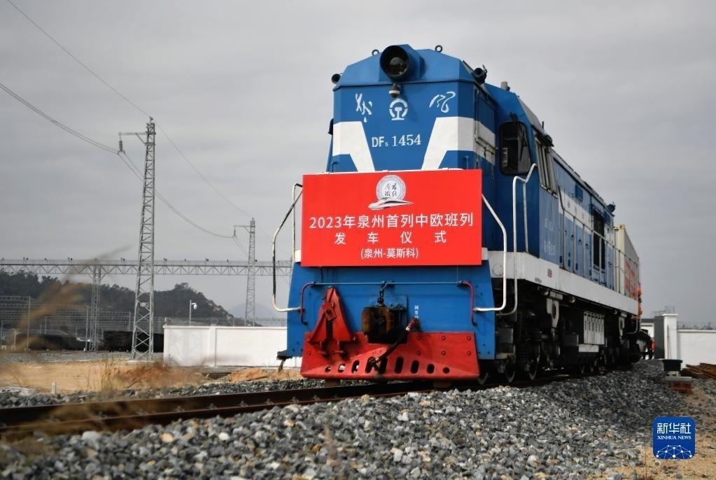 2月3日，中歐班列駛出興泉鐵路黃塘站。當(dāng)日，滿載著55個(gè)集裝箱的中歐班列，從位于福建泉州惠安縣的興泉鐵路黃塘站駛出。這是泉州今年開(kāi)出的首趟中歐班列，也是興泉鐵路開(kāi)通后的首趟泉州中歐班列。據(jù)了解，此次班列裝載產(chǎn)品主要來(lái)自泉州進(jìn)出口企業(yè)，貨重601.4噸，貨值約262.5萬(wàn)美元。新華社記者 魏培全 攝