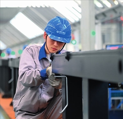 工人在海天國際控股有限公司海天大港生產(chǎn)基地作業(yè)（2023年2月1日攝）。黃宗治攝/本刊