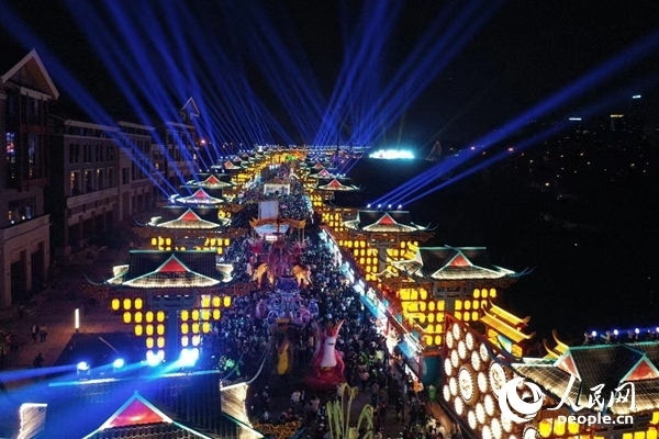 廣西南寧市良慶區(qū)的“南寧之夜”街區(qū)燈火璀璨。人民網(wǎng) 王勇攝