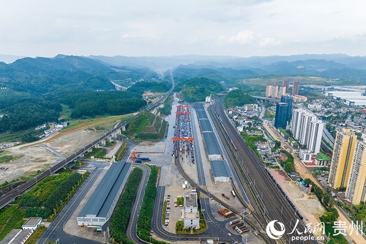 航拍貴陽(yáng)國(guó)際陸港。人民網(wǎng)記者 涂敏攝