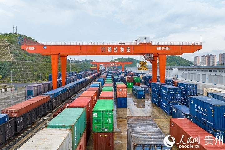 裝滿(mǎn)貨物的集裝箱整齊排列在貴陽(yáng)國(guó)際陸港。人民網(wǎng)記者 涂敏攝